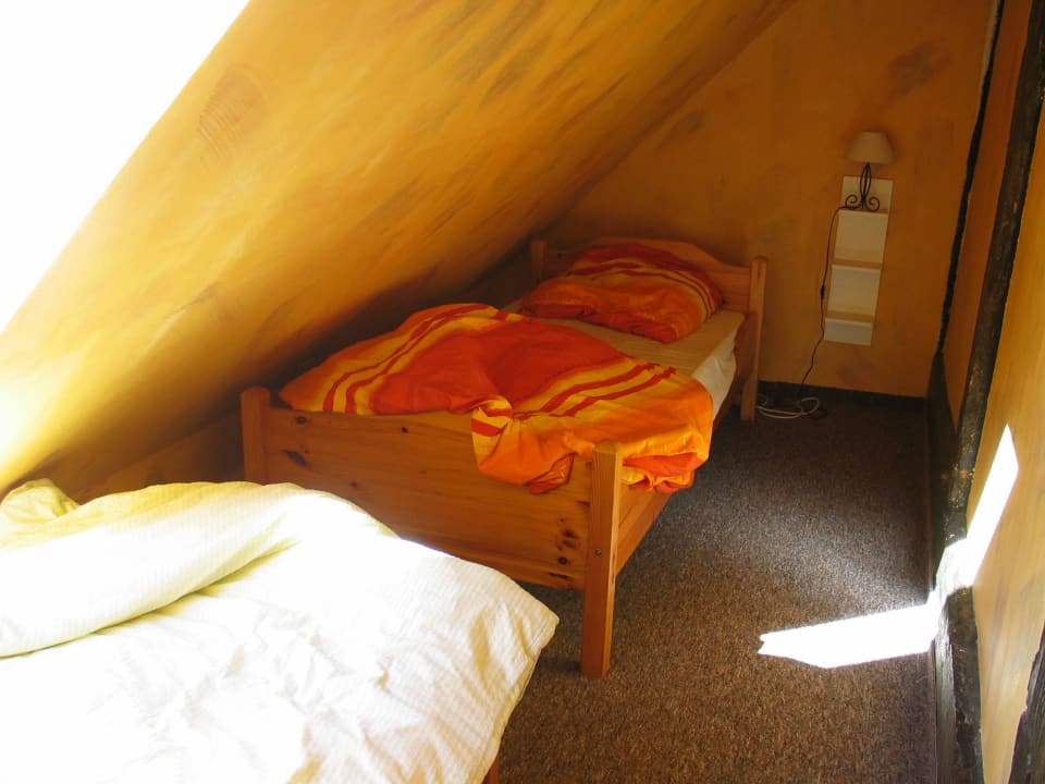 2. Schlafzimmer unter der Schräge Hotel Gutshaus Strobel