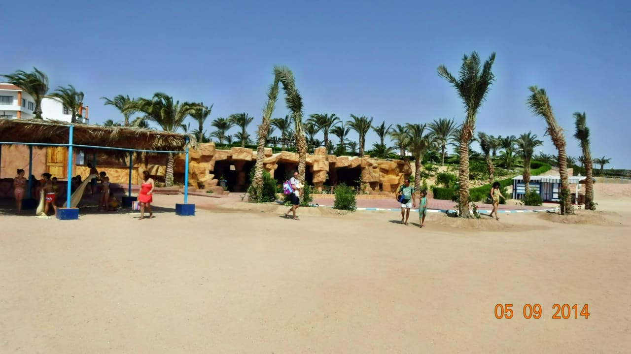 Strandbar mit lautstarker Musik Fantazia Resort Marsa Alam