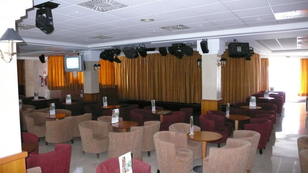 Blick zur Bühne allsun Hotel Borneo - Adults only