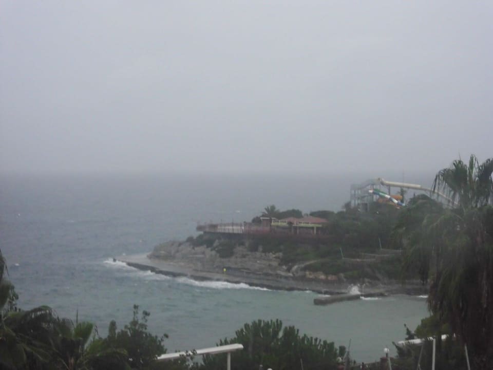 Wellengang bei Unwetter Hotel Pine Bay Holiday Resort