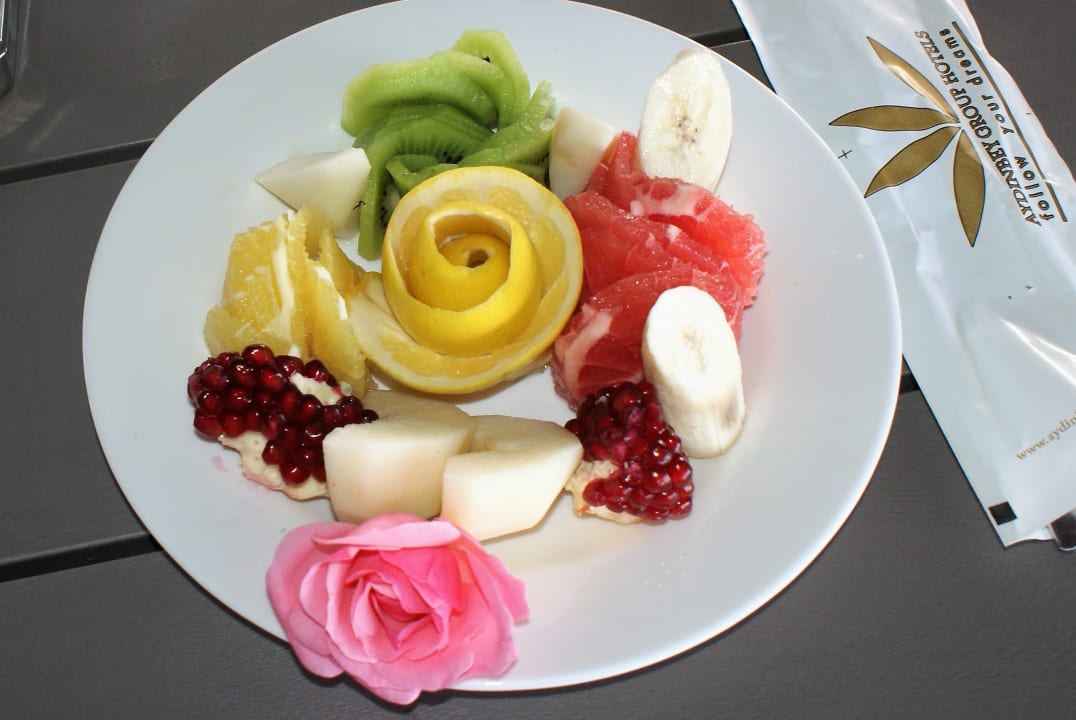 Ein Obstteller an der Beach Bar Aydinbey Kings Palace & Spa
