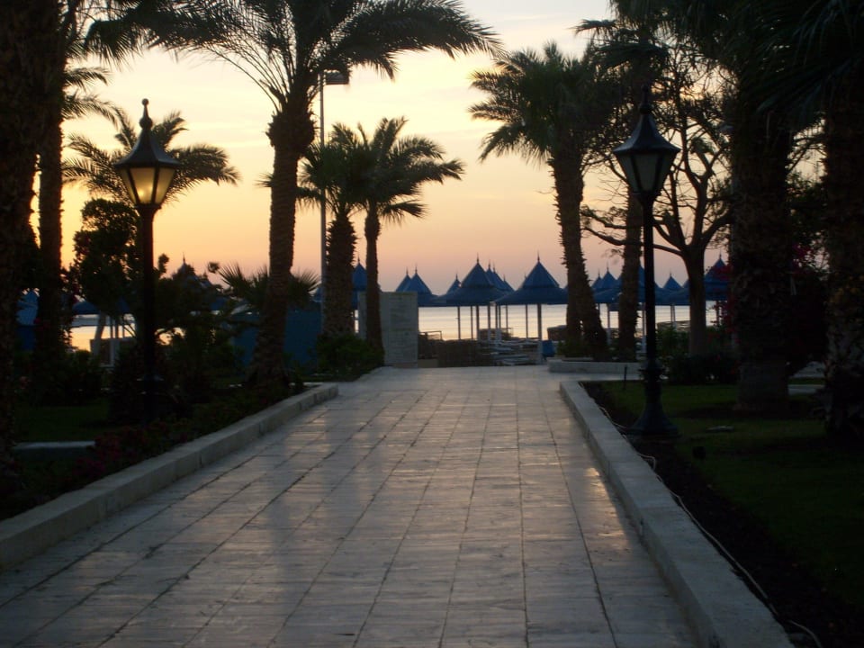 Strandweg um 5 am morgen The Grand Hotel Hurghada