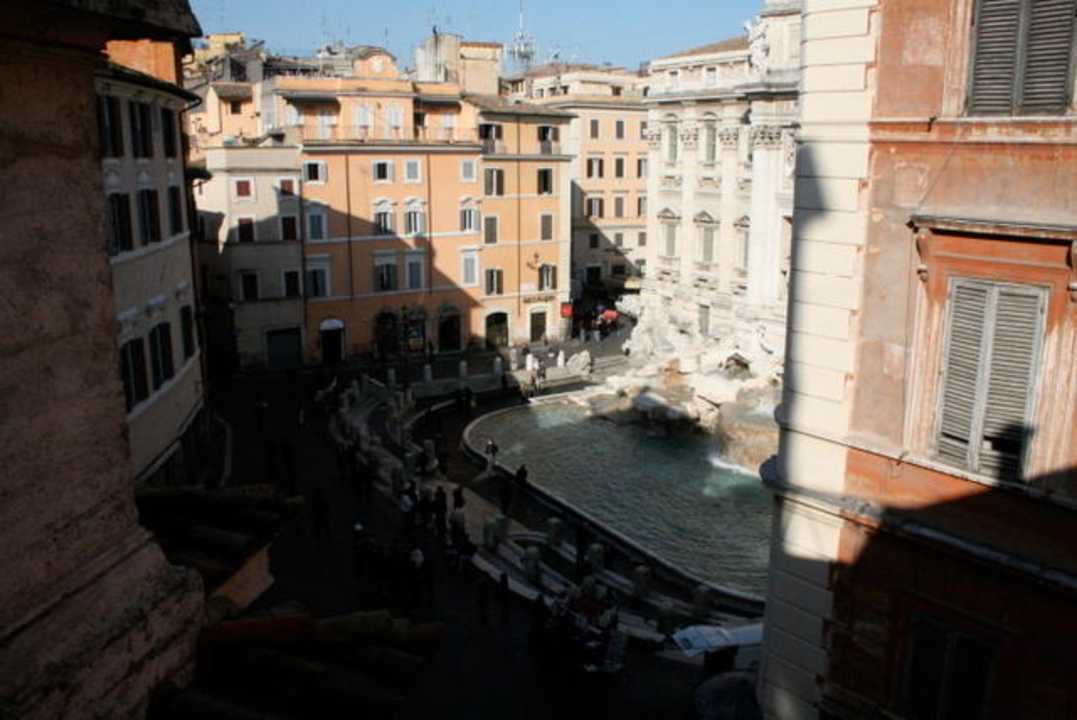 Widok z tarasu śniadaniowego Hotel Relais Fontana Di Trevi