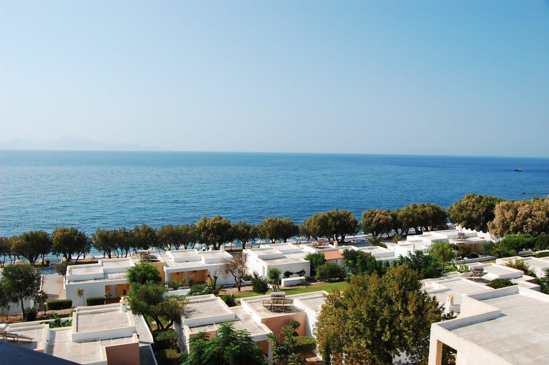 Zicht vanop het balkon van de kamer Dimitra Beach Hotel & Suites