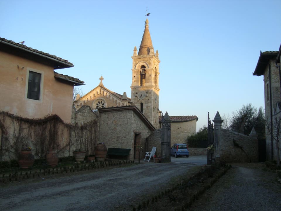 Einfahrtstor, links (Stuhl) Büro Hotel Tenuta Di Mensanello