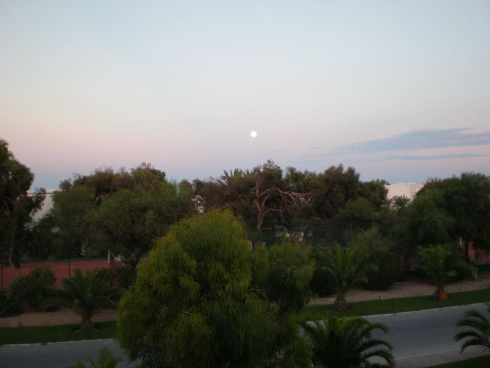 Abenddämmerung über dem Tennisplatz Hotel Meninx Djerba