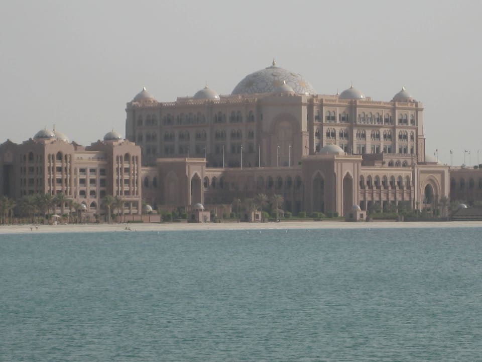 Blick vom Meer Emirates Palace Mandarin Oriental