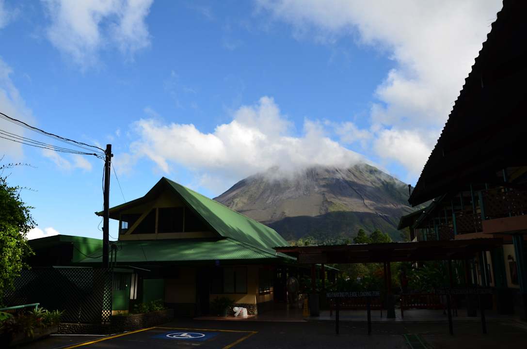 Restaurant mit Vulkan im Hintergrund Arenal Observatory Lodge & Spa
