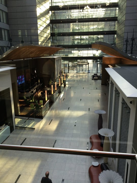Blick aus dem Aufzug auf die Lobby  Hilton Frankfurt Airport