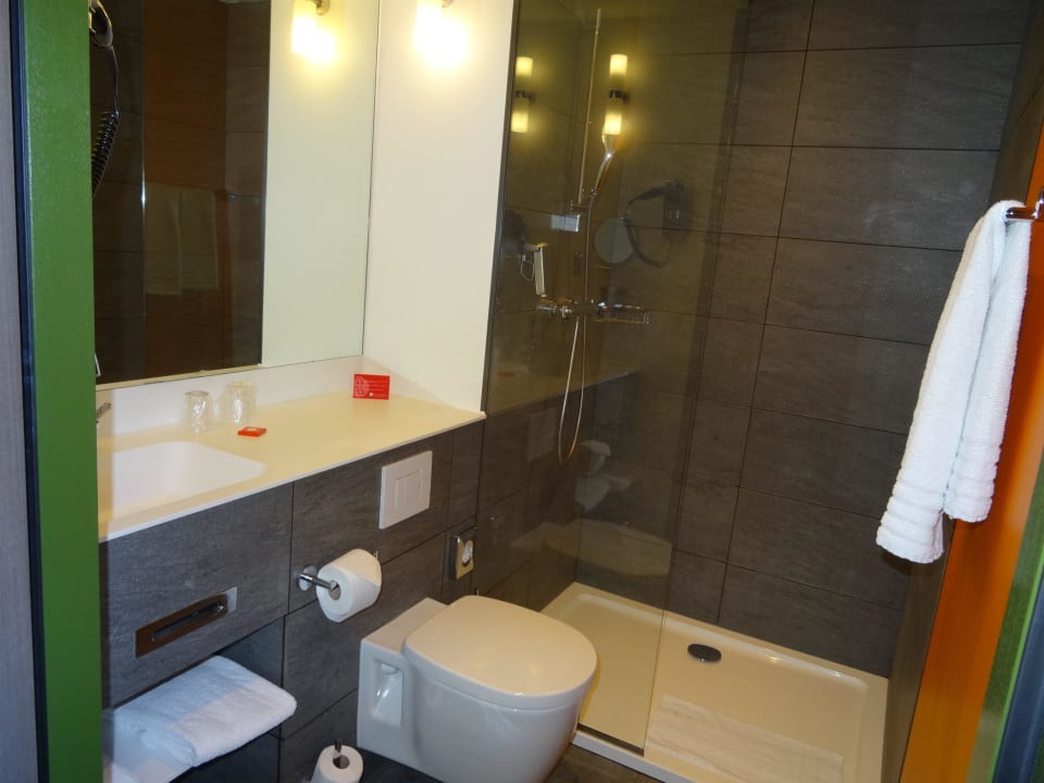 Bad mit Dusche Leonardo Hotel Amsterdam Rembrandtpark