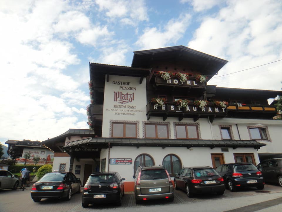 Blick vom Parkplatz aus Hotel Platzl