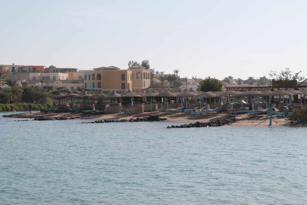 Вид с пирса на пляж Panorama Bungalows Resort El Gouna
