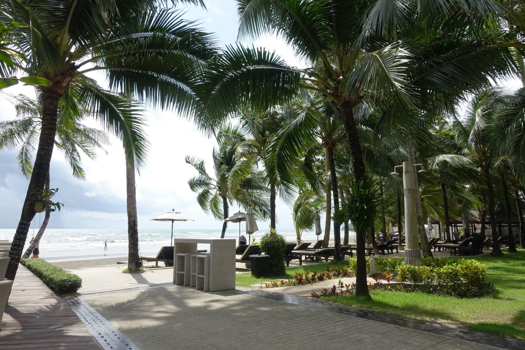 Garten mit Liegen und Strand Hotel The Dewa Koh Chang