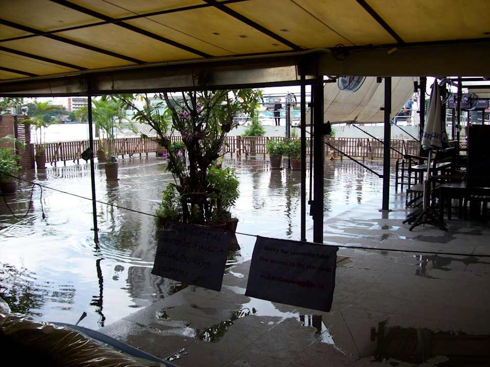 Terrasse im Hochwasser Herbst 2011 Hotel Navalai River Resort