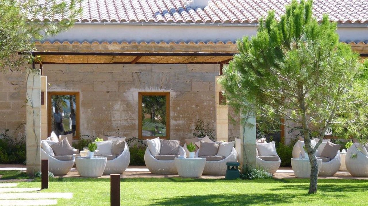 Terrasse mit Loungebereich vor d.Restaurant Fontsanta Hotel Thermal Spa & Wellness - Adults only