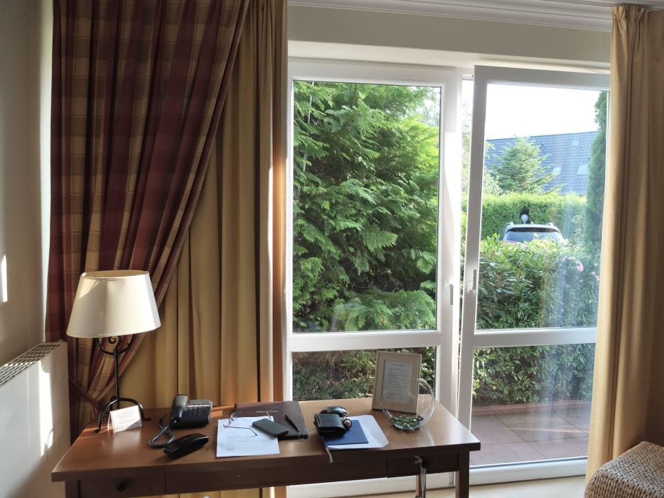 Blick aus dem Zimmer auf Schreibtisch und Garten Hotel zur Post