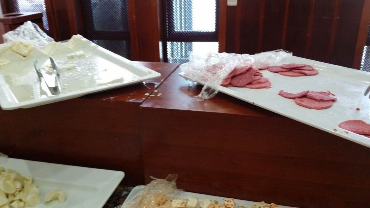 Einzige Wurstplatte  leer... bleibt leer 11 Xeno Club Mare Hotel