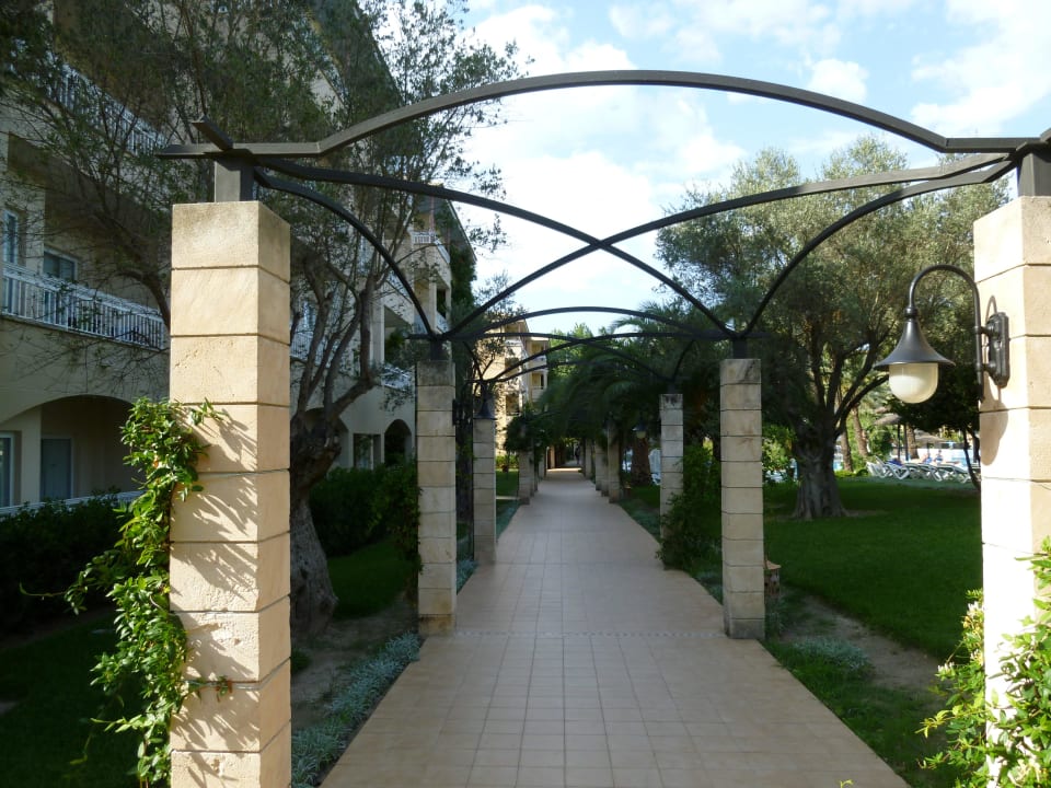 Weg zwischen den Gebäuden Prinsotel La Dorada