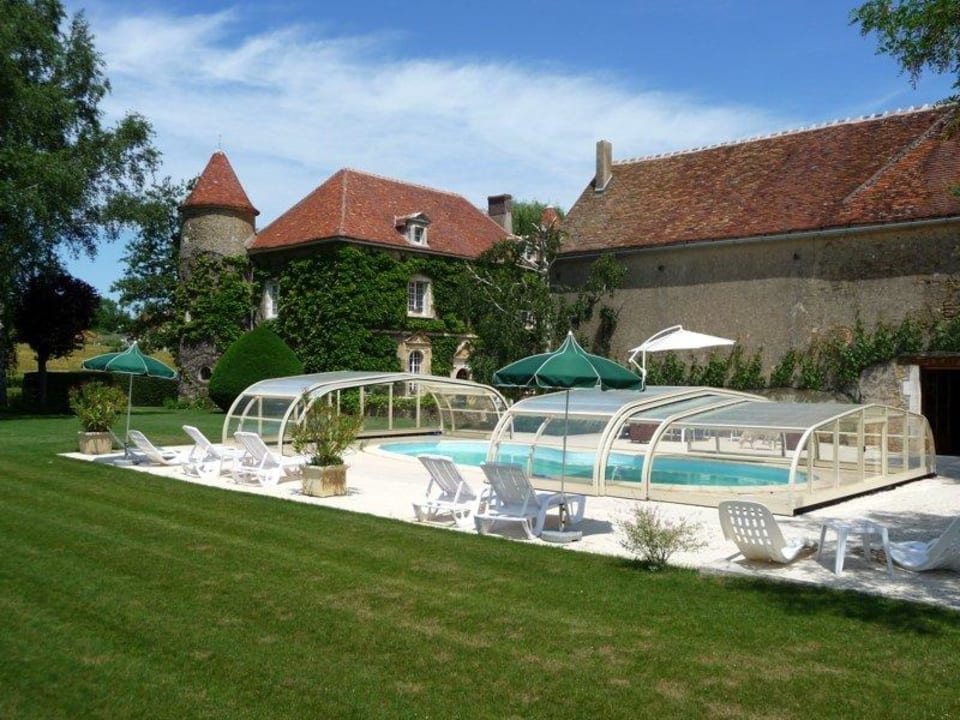 La piscine du Château de Ribourdin en Bourgogne Hotel Château de Ribourdin