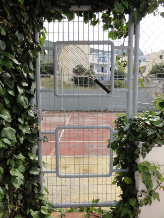 Zugang zum Tennisplatz Esperides Resort Crete, The Authentic Experience