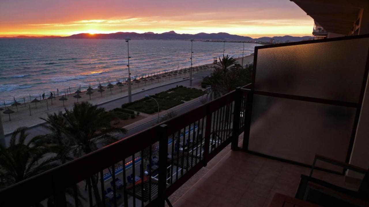 Sonnenuntergang genießen auf dem Balkon AYA Seahotel - Adults only
