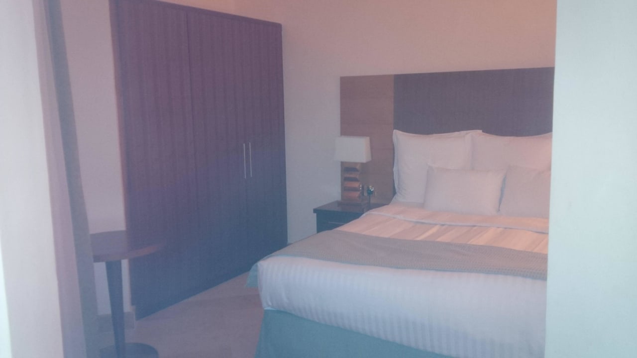 Man beachte die Mulden im Bett Wyndham Garden Salalah Mirbat