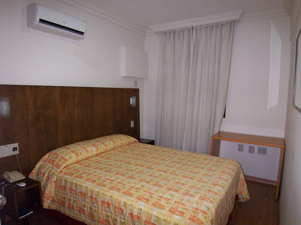 Schlafbereich mit kleiner Aircon Hotel Travel Inn Guaratinguetá