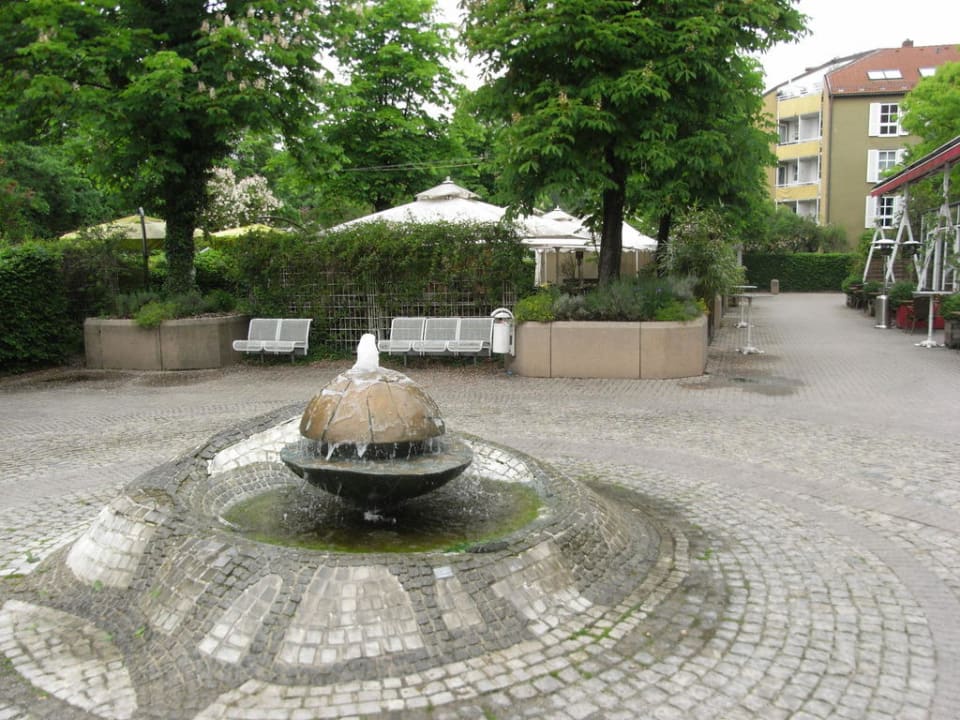 Vorplatz im Eingangsbereich Living Hotel am Olympiapark