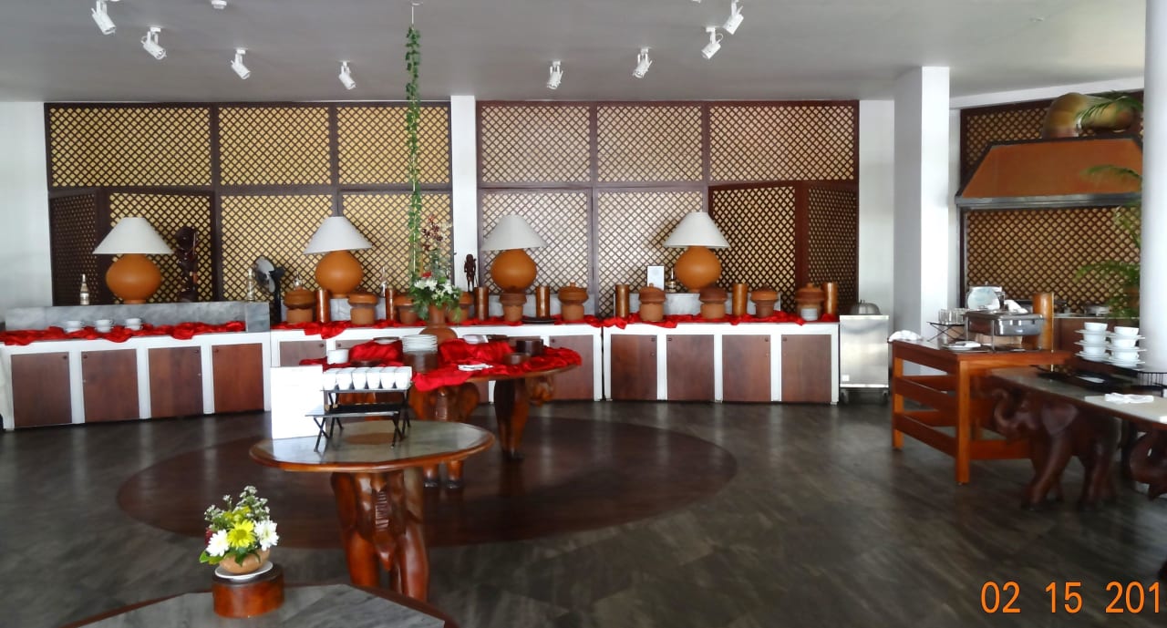 Noch leere Buffetzeile des Ayurveda-Restaurants Hotel Lanka Princess Ayurveda