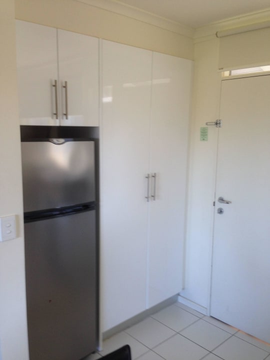 Eingagstüre mit Schrank und Kühlschrank Apartments Horizon