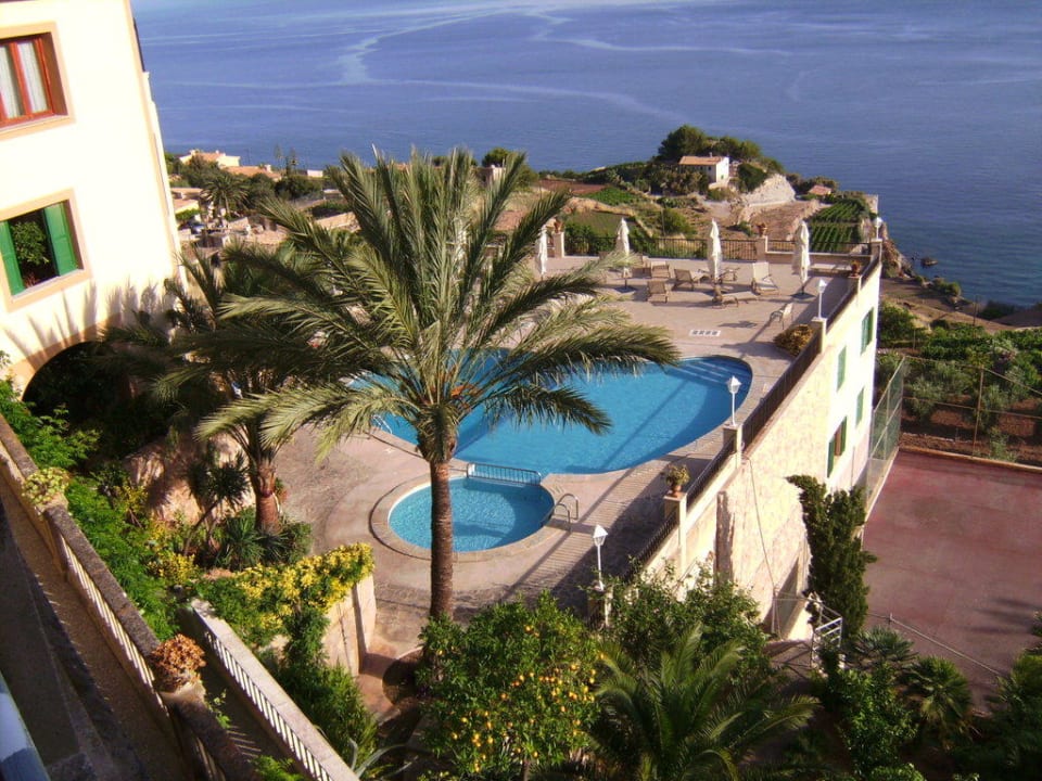 Blick von oben auf den Pool Hotel Mar i Vent