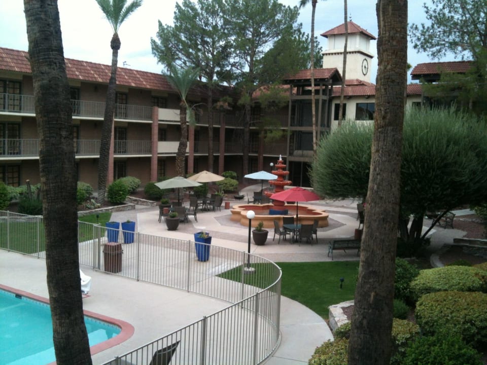 Gartenanlage neben Pool Hotel DoubleTree Suites by Hilton Tucson Airport