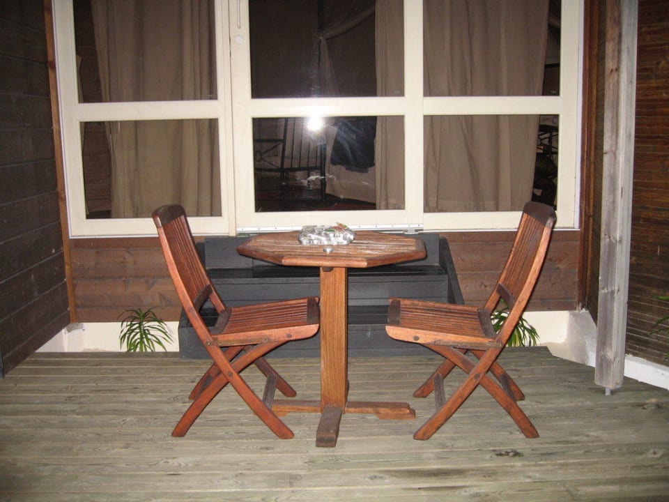 Innenhof Gartenstühle Kuredu Island Resort & Spa