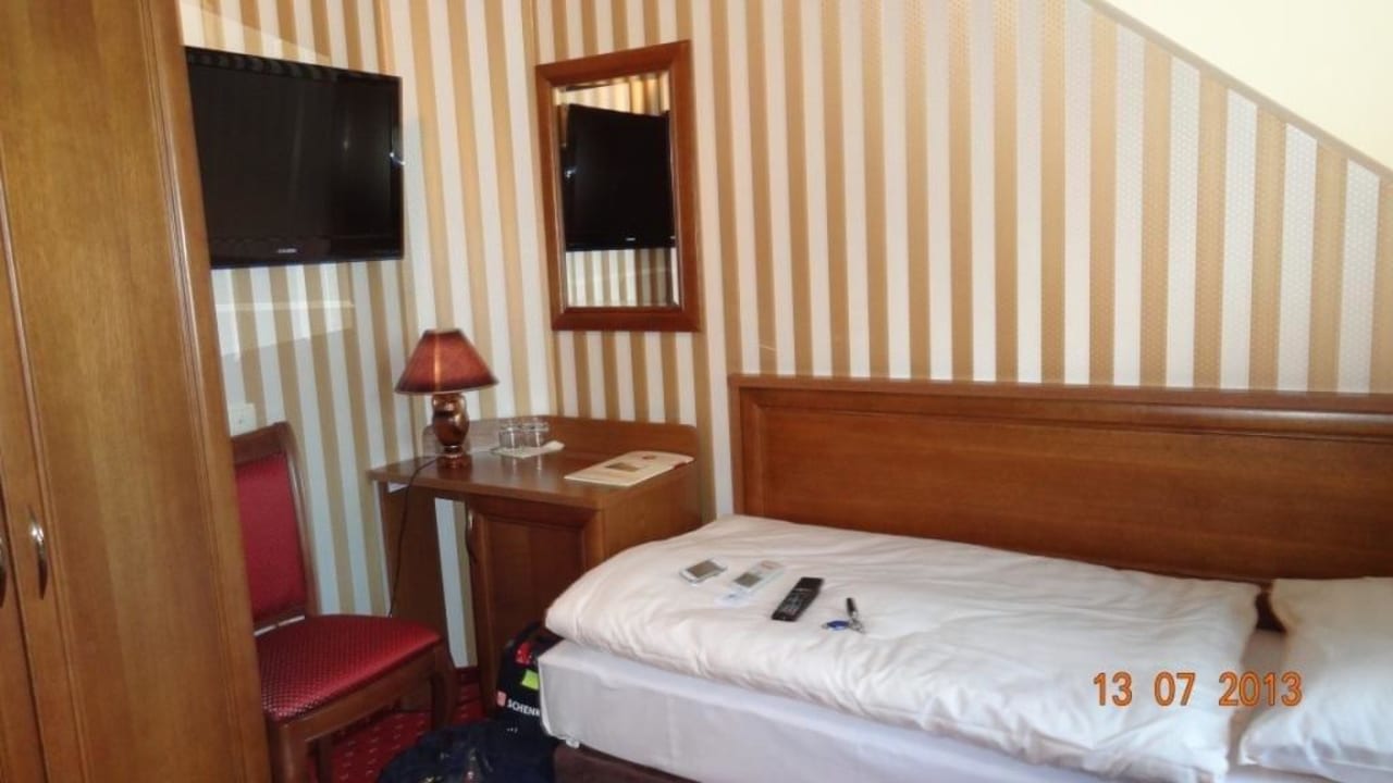 TV Kühlschrank und Schreibtisch Hotel Pałac Lucja