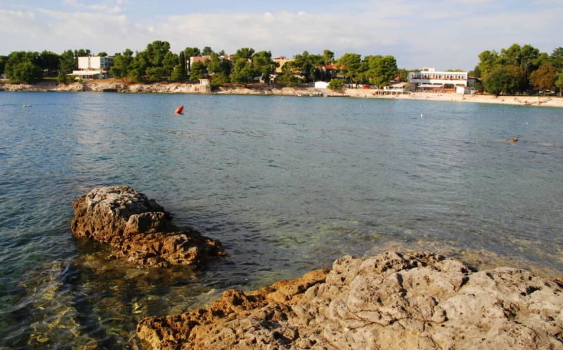 Blick über die Bucht auf die Hotelanlage Centinera Resort & Camping