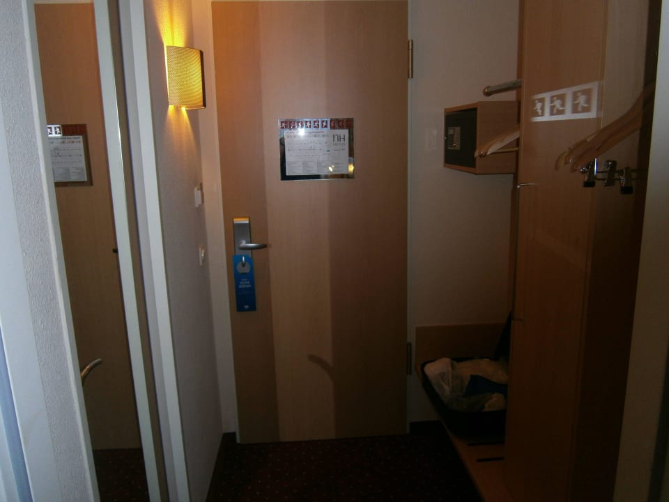 Vorraum , viele Ablagen Hotel NH Leipzig Messe