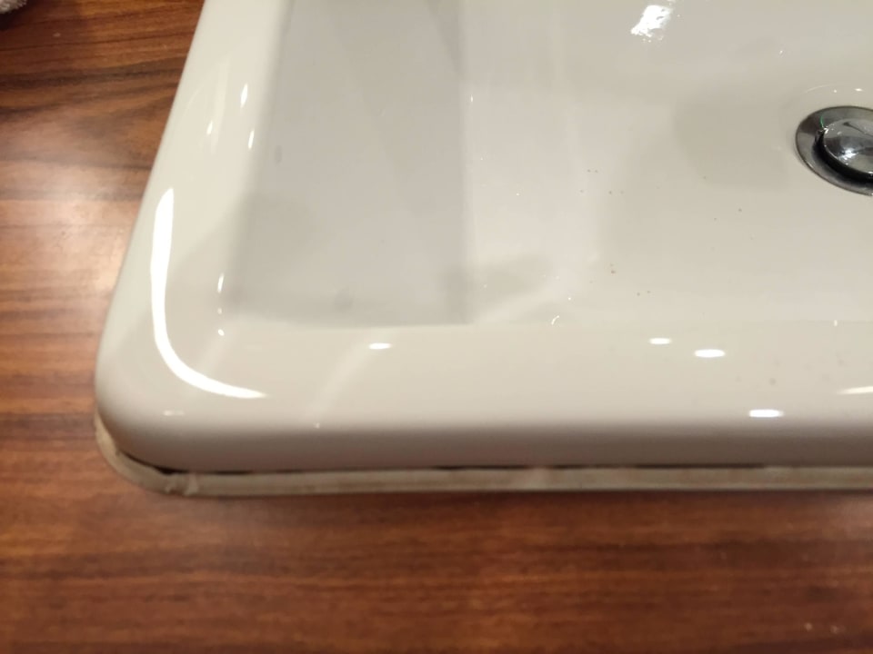 Bad mit bröckelnden Dichtungen Hotel JW Marriott Cannes