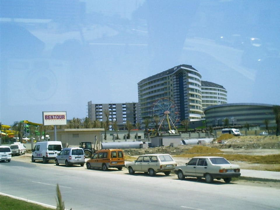 Hotel von der Straße aus Royal Wings Hotel