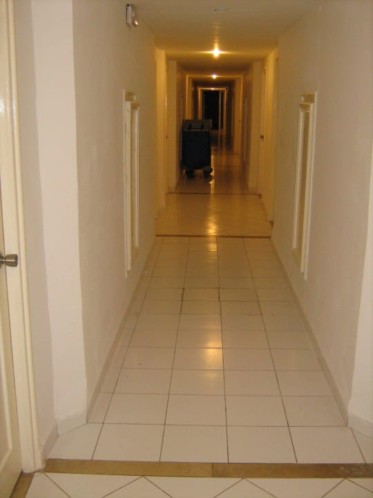 Jede Tageszeit gleicher Anblick, Putz-Müllwagen The Club Hammamet