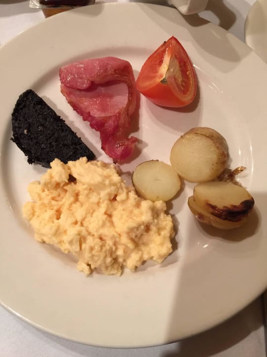 Frühstück - je Person ein solcher Teller Balavil Sport Hotel