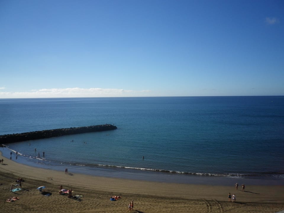 Weicher, schöner aber etwas dunkler Sand Abora Continental by Lopesan Hotels