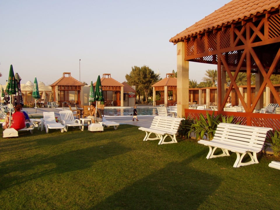 Zahrada s bazénem Umm Al Quwain Beach Hotel