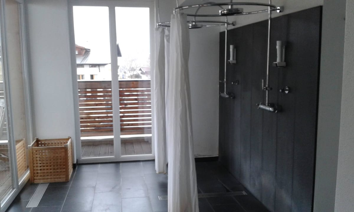 Duschen in der Sauna Boutique Hotel Bellevue Lermoos