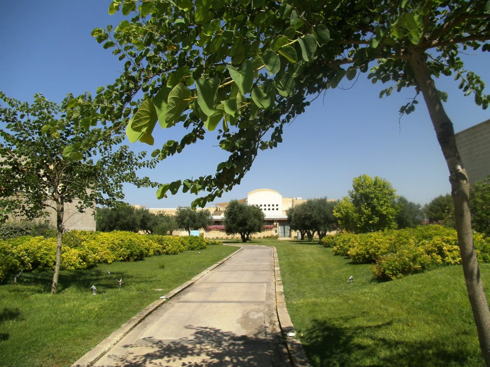 Schöner Weg durch die Hotelanlage Vivosa Apulia Resort