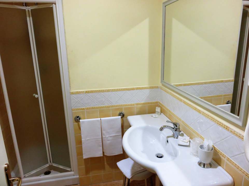 Badzimmer mit Duschkabine Hotel Tuder