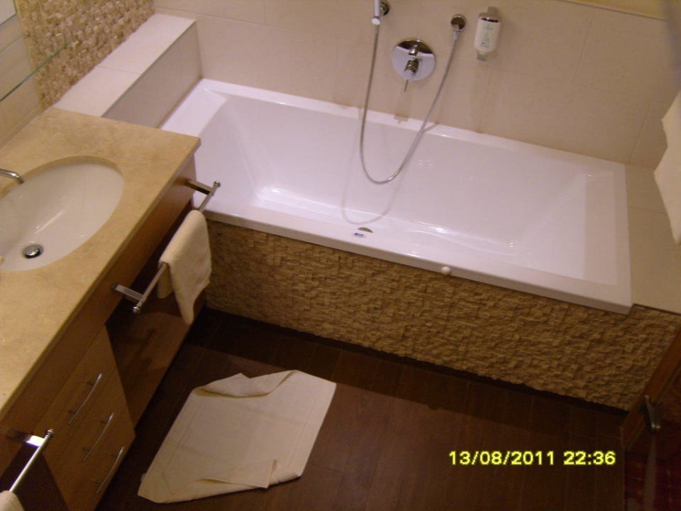 Bad mit Wanne Hotel Alpin Spa Tuxerhof