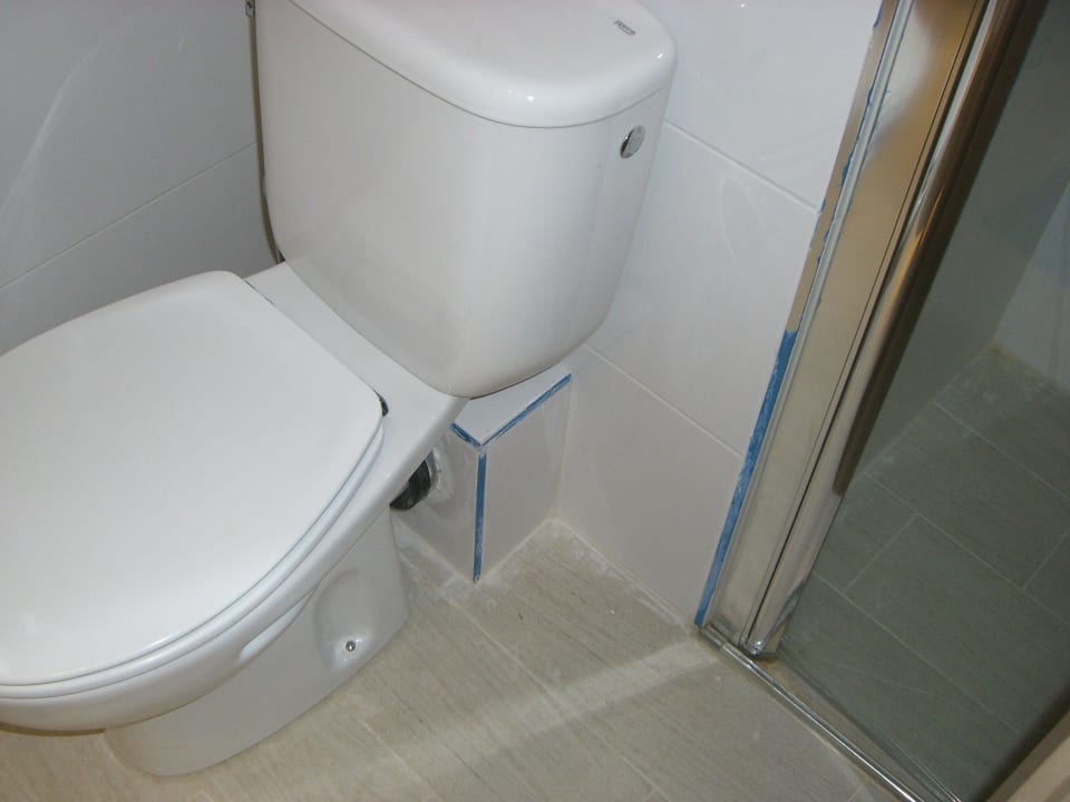 Blaue Schutzfolien vom Renovieren in Bad JS Palma Stay