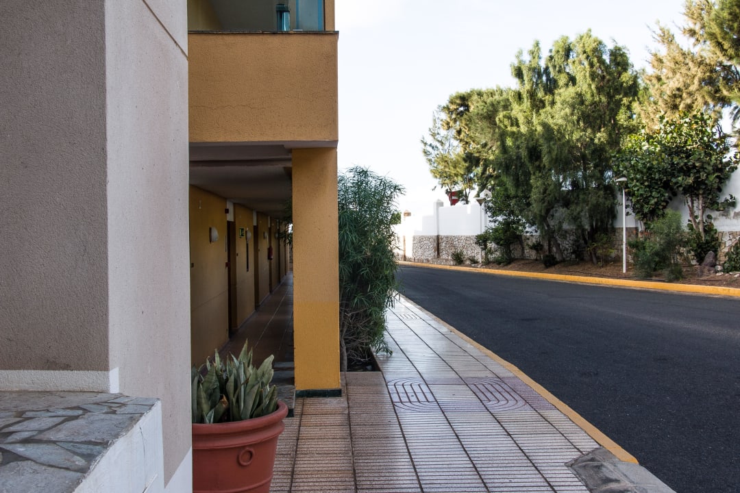 Links die Zimmertür, rechts die Zufahrt SBH Club Paraiso Playa