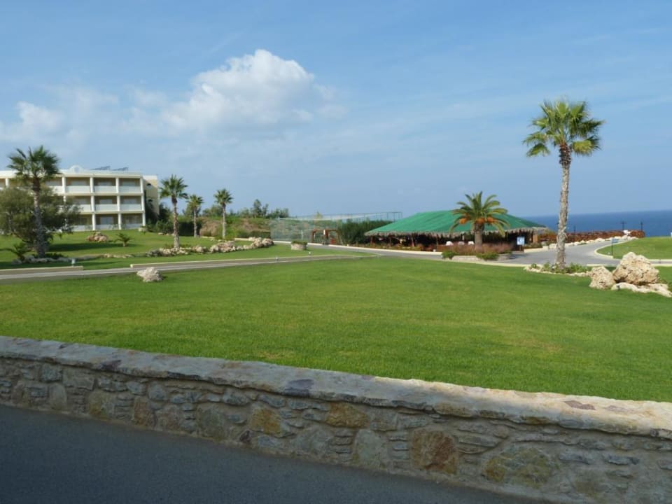Außenanlage mit Blick auf die Safari-Bar Hotel Kalithea Horizon Royal