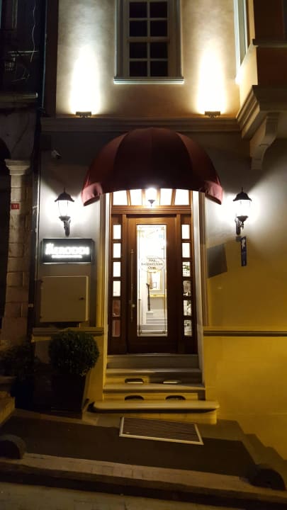 Eingang des Hotels Meroddi Bagdatliyan Hotel